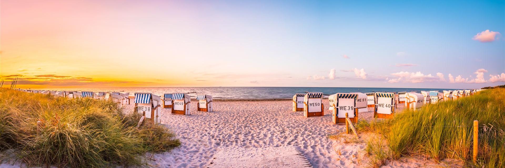 Aufgang zum Starnd an der Ostsee mit Strandkörben